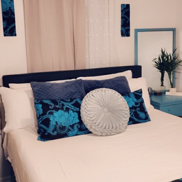 Matching Bed scarf, throw pillows, wall art - Picture 7 of 7